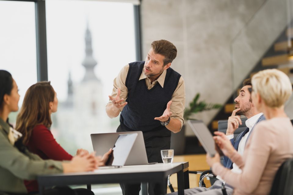 Une petite équipe réunie autour d'une table de travail