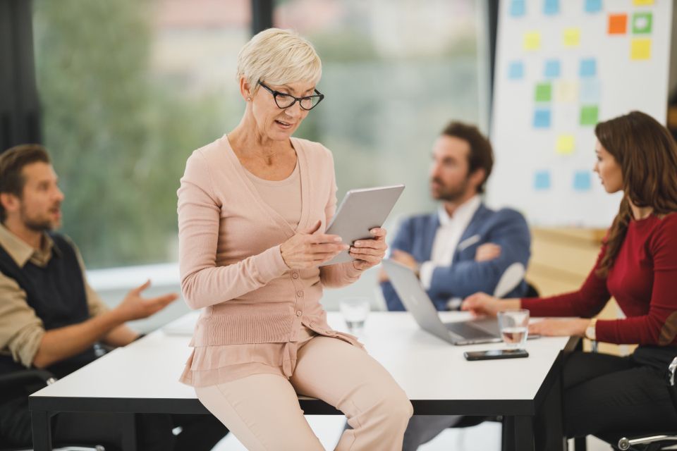 Une dirigeante de petite entreprise souriante dans ses bureaux